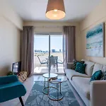 Апартаменты Sunny 2-br In Mackenzie *