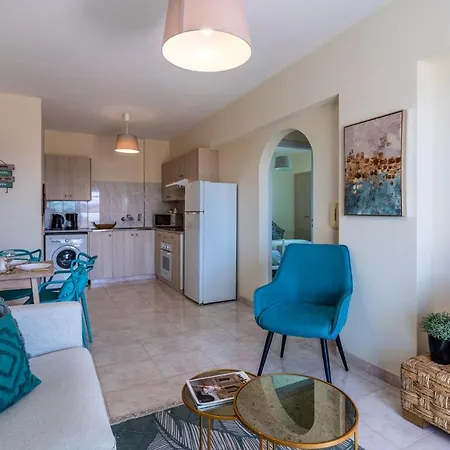 Sunny 2-br In Mackenzie Апартаменты Ларнака