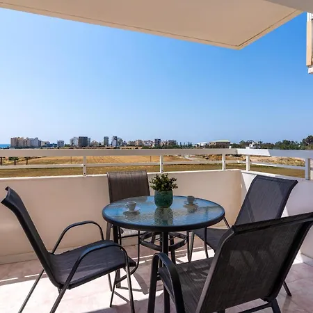 Sunny 2-br In Mackenzie