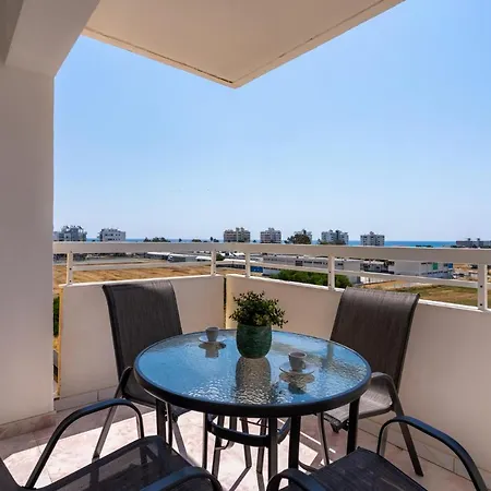 Sunny 2-br In Mackenzie Apartment