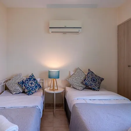 Sunny 2-br In Mackenzie * Larnaca