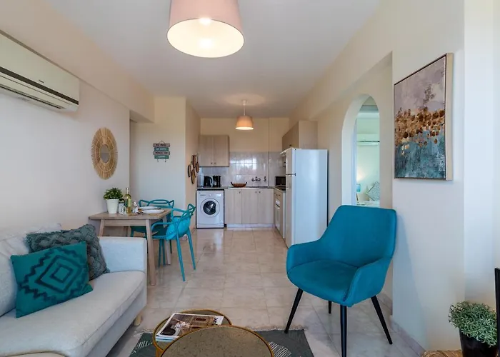 Sunny 2-br In Mackenzie * Larnaca